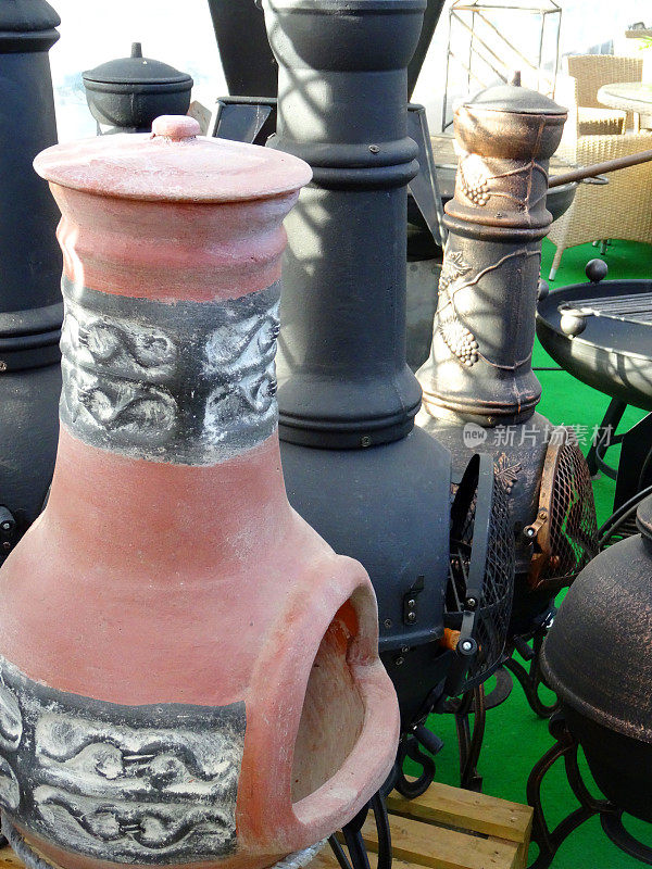 陶土，陶土和金属的花园烟囱/烟囱，木材燃烧器的形象